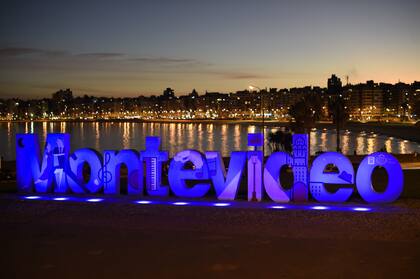  (200419) -- MONTEVIDEO, 19 abril, 2020 (Xinhua) -- Imagen del 19 de abril de 2020 de letras que dicen ?Montevideo? iluminadas en azul para agradecer a los trabajadores médicos en medio de la emergencia de la enfermedad causada por el nuevo coronavirus (COVID-19), en la playa Pocitos, en la ciudad de Montevideo, capital de Uruguay. Uruguay confirm el sbado nueve contagios ms de COVID-19 y acumula desde el 13 de marzo un total de 517 casos de la enfermedad, nueve de ellos mortales, segn inform el Sistema Nacional de Emergencias. (Xinhua/Nicols Celaya) (nc) (mm) (rtg) (dp) 