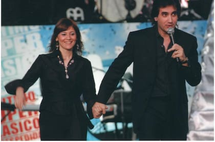 2005. Dante y Liliana Gebel durante una de sus convocatorias en el estadio de River Plate