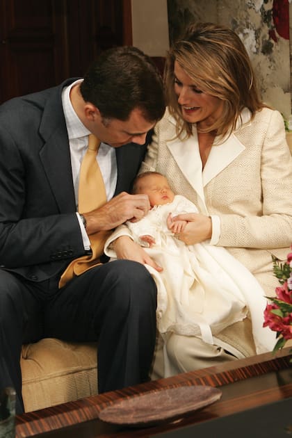2005. Los entonces príncipes Felipe y Letizia con su hija Leonor recién nacida, en el Palacio de la Zarzuela. La heredera del trono pesó 3,540 kg y midió 47 centímetros.