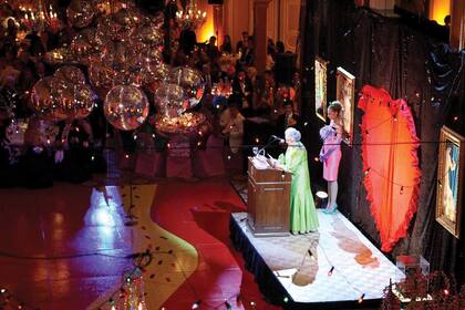 2008, La Noche Pop. Las galas temáticas son una de las formas con que Amigos del Bellas Artes solventa los cursos educativos (desde la pandemia son online), difunden la colección permanente y las exposiciones temporarias, compran obras y contribuyen con el mantenimiento y mejoras del museo. El año pasado hicieron un evento virtual.