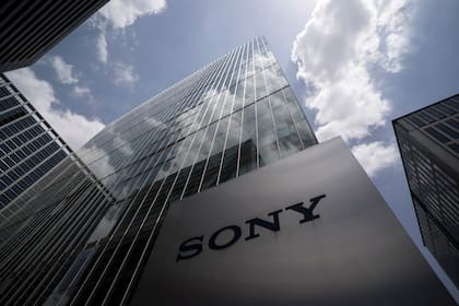 2008. Rechaza una oferta de Sony para quedarse 
con 51% de la compañía, en una operación que valuaba a la empresa en US$20 millones.