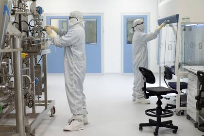 Puesta a punto de equipos en la planta de biotecnología de mAbxience en Garín, Buenos Aires