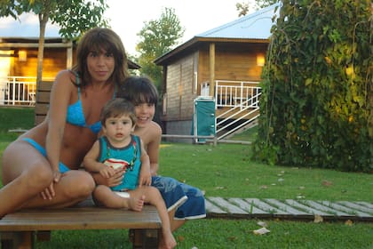 2009, Entre Ríos, después de las cirugías de Gabriela y Fran, la familia se tomó unos días de descanso. En la foto, Fran y Lucho, todavía con pañales