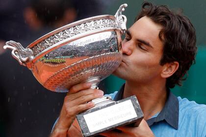 2009: Roger Federer besa el trofeo en la única ocasión que ganó Roland Garros