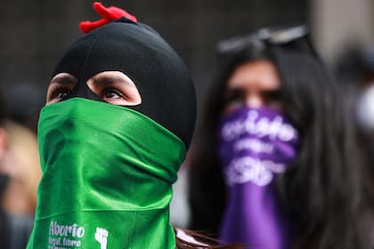 Activistas feministas realizan actividades afuera de la Comisión Nacional de Derechos Humanos, en México
