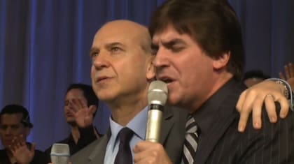 2011. Dante Gebel junto a Claudio Freidzon, a quien durante años reconoció como su pastor líder y referente espiritual, en la Iglesia Rey de Reyes, en el barrio de Belgrano