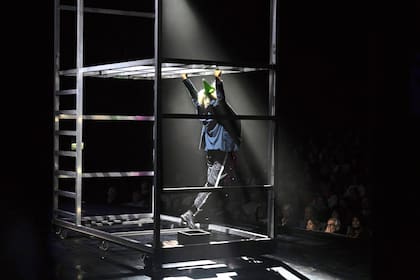 20.11 hs - Arriba el telón. Furriel-Ricardo III enfrenta a la audiencia que lo observa, atenta. El personaje desconcierta. Desde la platea se escuchan, tímidas, algunas risas