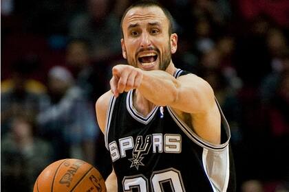 2011, Manu da indicaciones en el partido ante Houston Rockets