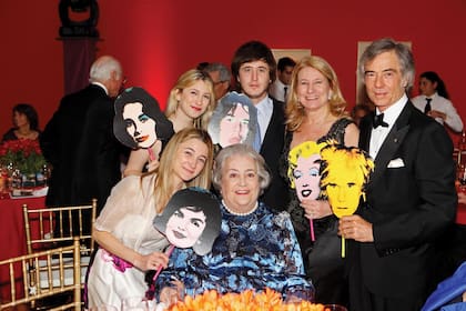 2011, Pasión por el Arte. Nelly Arrieta con su hijo, Charlie Blaquier, su nuera María Taquini y sus nietos María, Milagros y Carlos.