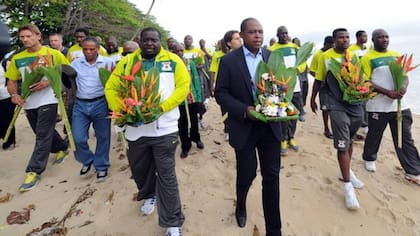 2012: El equipo nacional de Zambia visita el lugar del accidente. De traje: Kalusha Bwalya