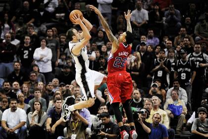 2012, Manu vuela ante la marca de Matt Barnes de Los Angeles Clippers