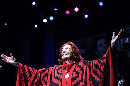 Nelly Omar, que fue apodada "la Gardel con polleras", murió a los 102 años.