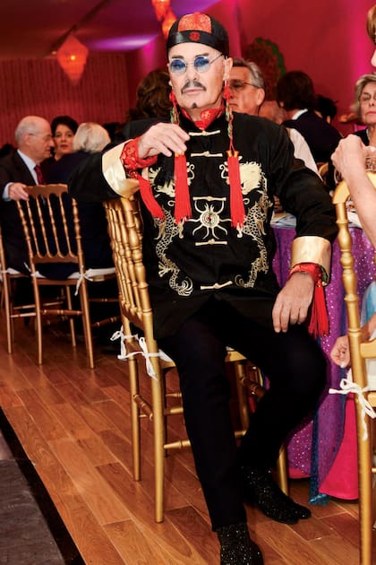 2012, Una Noche en el Lejano Oriente. Gino Bogani, infaltable, con look oriental.