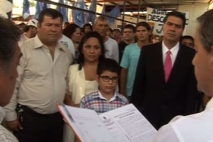 2014: Capitanich hace de padrino de casamiento de Emerenciano Sena y Marcela Acuña; con ellos, César Sena