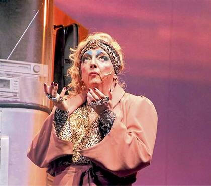 2014 - Descolló en su primer trabajo en un musical de Broadway: Priscilla, la reina del desierto, en la que se puso los tacos altos