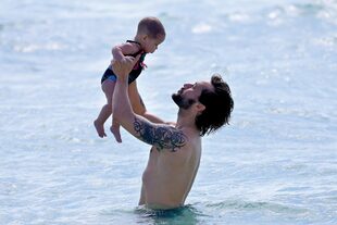 2014. Diego y Nina, de 6 meses, en South Beach, durante una producción para ¡HOLA! Argentina.