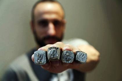 2014, Manu muestra sus cuatro anillos de NBA