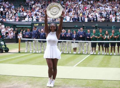 Serena Williams con su último trofeo de Wimbledon conseguido en 2016 ante Angelique Kerber