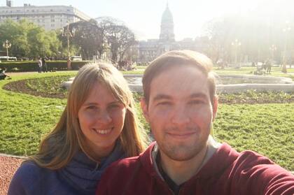 2017. Julia, junto a su novio, en Buenos Aires.