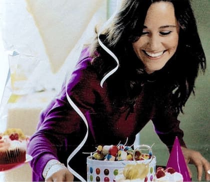 2019. Pippa Middleton, hermana de Kate, cumple 39 años y posa con los productos de fiesta de sus padres. 