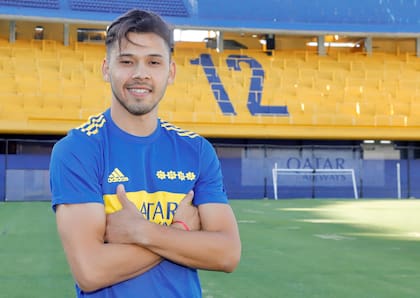 2022-02-18_FÚTBOL-BOCA-OSCAR ROMERO. Boca Juniors sumó al mediocampista ofensivo paraguayo Oscar Romero, su quinto refuerzo del año que arribó a Buenos Aires, se realizó la revisión médica y firmó su contrato por los próximos dos años.