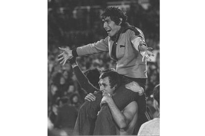 Francisco Sa, de Boca Juniors, es llevado en hombros por su compañero de equipo Roberto Mouzo después de la tanda de penales de la final de la Copa Libertadores en Montevideo, Uruguay, el miércoles 14 de septiembre de 1977.