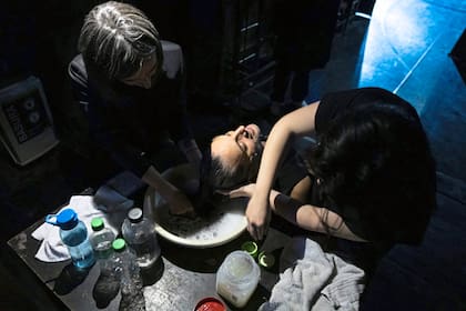 20.50 hs - Cuarenta minutos después de iniciada la función, es tiempo de un veloz lavado de cabeza para el protagonista; la peluquería express lo espera al costado del escenario, con agua tibia y jabonosa, que quedará ennegrecida de restos de tintura