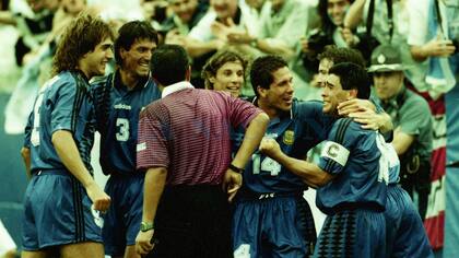 21-6-1994: festejo del gol secundado por Batistuta, Chamot, Caniggia y Simeone.