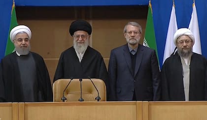 21 de febrero de 2017, (de izquierda a derecha) al presidente iraní Hasan Rouhani, al líder supremo ayatolá Ali Khamenei, al presidente del Parlamento Ali Larijani y al jefe del Poder Judicial Sadeq Larijani