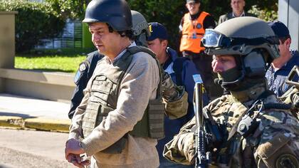 21 de julio de 2017. Esposado, con casco y chaleco antibalas, en un megaoperativo montado por la Policía Federal y Policía de Seguridad Aeroportuaria , Víctor Manzanares llegó a Buenos Aires para declarar en Comodoro Py. Luego, la Justicia ordenó su detención en el penal de Marcos Paz, donde "el contador K" permaneció dos años.