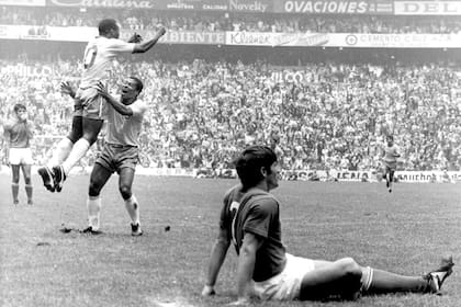 21 de junio 1970, Pelé festeja un gol durante la final de la Copa del Mundo jugada contra Italia en el estadio Azteca de la ciudad de México.