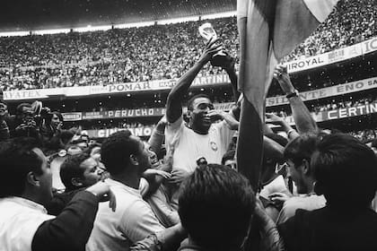 Pelé levanta la Copa del Mundo en México 70