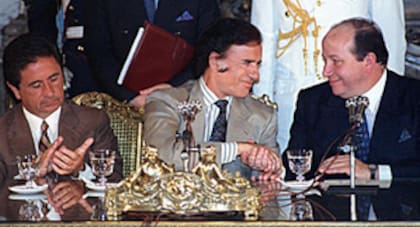 21 de noviembre de 1990. Eduardo Duhalde, Carlos Menem y Roberto Dromi, el día que se anunció la adjudicación de Aerolíneas a la empresa aerocomercial española