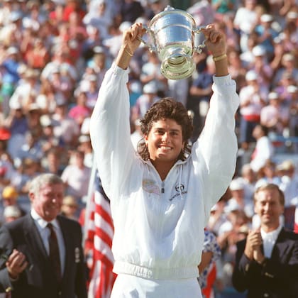 21) Gaby, con el trofeo de Flushing Meadows, en un día de gloria: el 8 de septiembre de 1990 ganó su único Grand Slam.