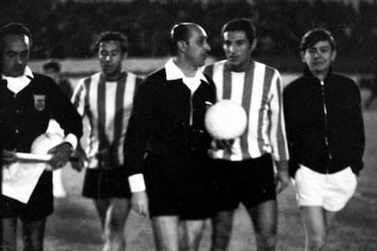 19) Entretiempo del partido de ida en la semifinal con River; Conigliaro charla con el árbitro Miguel Comesaña; atrás, Flores