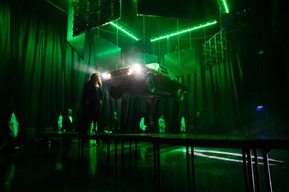 21.05 hs - El Torino, otro de los 'protagonistas' de la obra. Cada noche, el vehículo modelo 1973 -que no tiene motor, fue llevado hasta el teatro remolcado y subido a la sala en un montacargas- desciende al escenario como parte de una escenografía grandilocuente