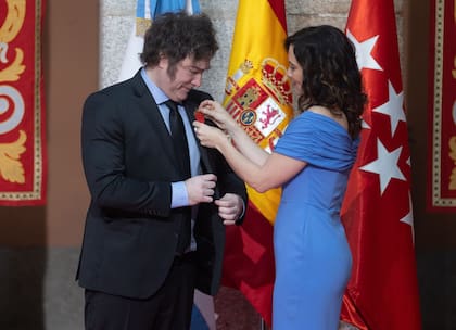 21/06/2024 La presidenta de la Comunidad de Madrid, Isabel Díaz Ayuso, condecora al presidente de la República Argentina, Javier Milei, en la Real Casa de Correos, a 21 de junio de 2024, en Madrid (España). Ayuso concede hoy a Milei la Medalla Internacional de la Comunidad de Madrid. Este encuentro es la única cita oficial del mandatario argentino dentro de su nueva visita a España. Después de este acto, Milei recibe un galardón de la asociación Juan de Mariana en el Real Casino de Madrid. POLITICA Eduardo Parra - Europa Press