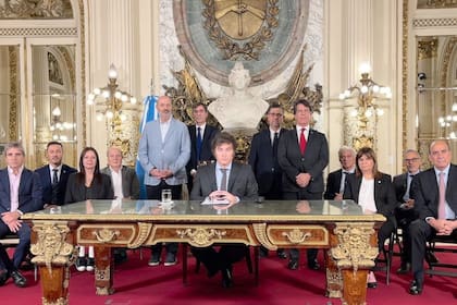 Javier Milei durante el anuncio del decreto, con Sturzenegger y todo el gabinete detrás
