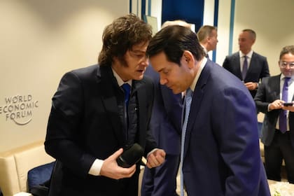 22 01 26
El presidente Javier Milei saludó y mantuvo un diálogo con el secretario de Estado de los Estados Unidos, Marco Rubio en Davos