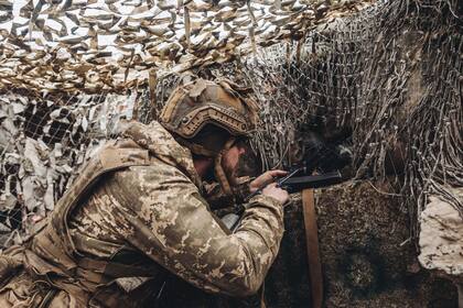 22-02-2022 Un soldado del ejército ucraniano observa al enemigo desde su posición en el frente de Niu York, a 22 de febrero de 2022, en Niu York, Oblast de Donetsk (Ucrania). Rusia reconoció ayer la independencia de las autoproclamadas 'repúblicas' de Donetsk y Lugansk, en la región del Donbass, controladas por unos separatistas para los que ahora podría justificar un auxilio militar. De hecho, hoy el propio Putin ha ordenado a las Fuerzas Armadas rusas entrar en esas zonas. Ahora más que nunca, los disparos y bombardeos siguen siendo habituales en el frente de la región del Donbass. POLITICA Diego Herrera - Europa Press