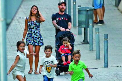 22 de agosto, por la tarde. Leo y Anto pasean con sus hijos Thiago y Mateo (en cochecito) por las calles de Barcelona. Salen de celebrar el cumpleaños de Neymar, gran amigo de la Pulga y ex compañero de equipo: el brasileño acaba de firmar su pase al Paris Saint Germain por 222 millones de euros.