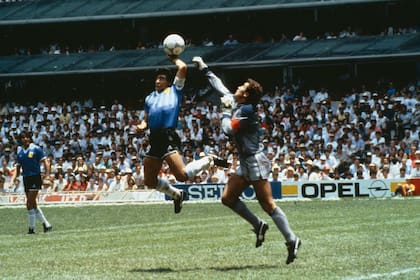 22 de junio de 1986: "¿Qué se puede decir? La pelota y la camiseta se han subastado por un total combinado de unos 12 millones de dólares", recuerda Prowse.
