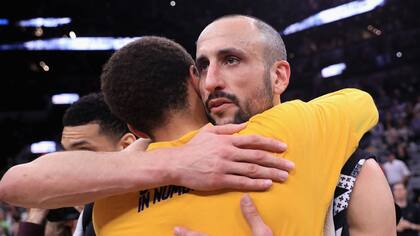 22 DE MAYO: El curry de los guerreros de oro del estado abraza Manu Ginobili de los esturiones de San Antonio