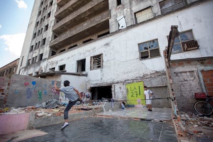 22 de noviembre, 2017 – Chicos del barrio utilizan los restos de una casa como cancha de fútbol-tenis.