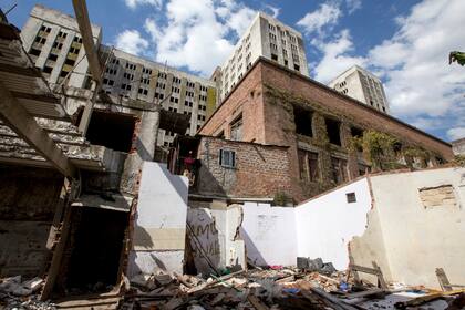 22 de noviembre, 2017 – El Gobierno negocia con los vecinos de la manzana 27 bis, de la Villa 15 – en el mismo predio del Elefante. Cada vez que se muda una familia, demuelen la casa; el gobierno dice que es para que ninguna otra familia se mude allí, pero los vecinos se quejan.