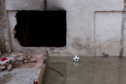 22 de noviembre, 2017 – Una pelota de fútbol sobre un charco de agua cloacal estancada, al lado de la casa de uno de los vecinos del Elefante. Según él, el charco se crea cuando el gobierno demuele las casas y tapan los desagües.