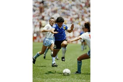 22 June 1986: el Azteca todavía procesaba la Mano de Dios y venía esto. "Camino a marcar el 'gol del siglo' 4 minutos después", dice el editor.