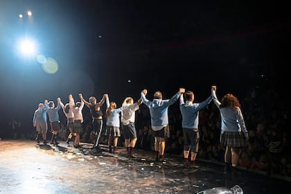 22.08 hs - El aplauso de las 942 butacas de la Martín Coronado se vuelve ovación para el elenco. Termina otra noche. Se apagan las luces, los actores dejan el escenario e inician el repliegue en camarines. Así seguirá el ritual, al menos hasta el 12 de septiembre -última función prevista antes de la gira que la obra hará por España-.