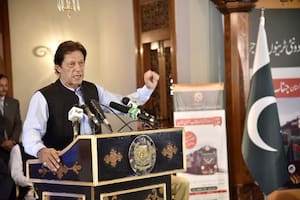 Con las elecciones en el horizonte, condenan al expremier pakistaní Khan a 10 años de cárcel por revelar secretos oficiales