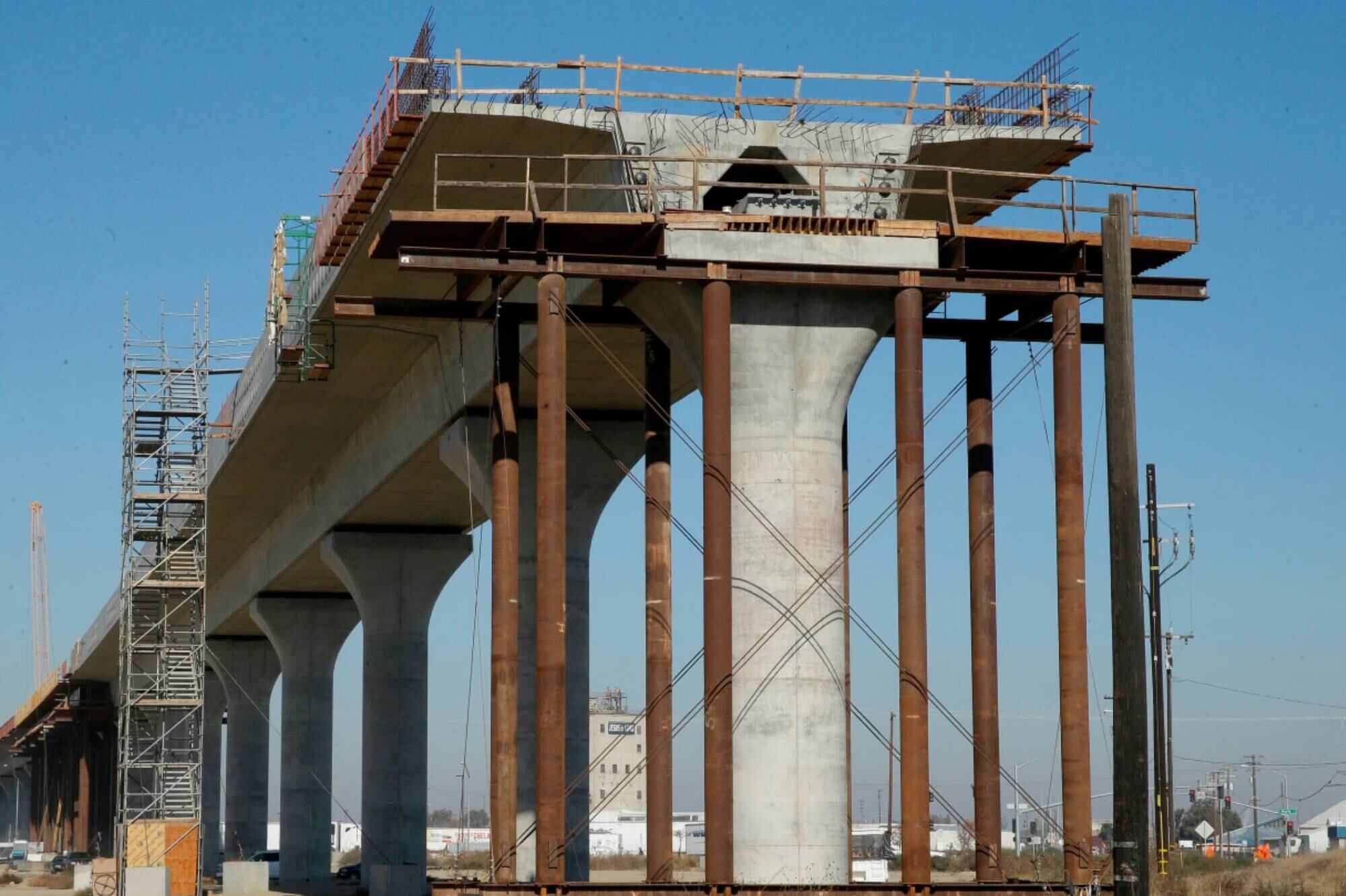 Informe federal vs. realidad californiana: la FRA alegó retrasos y sobrecostos, pero la Autoridad del Tren rebatió que usaron